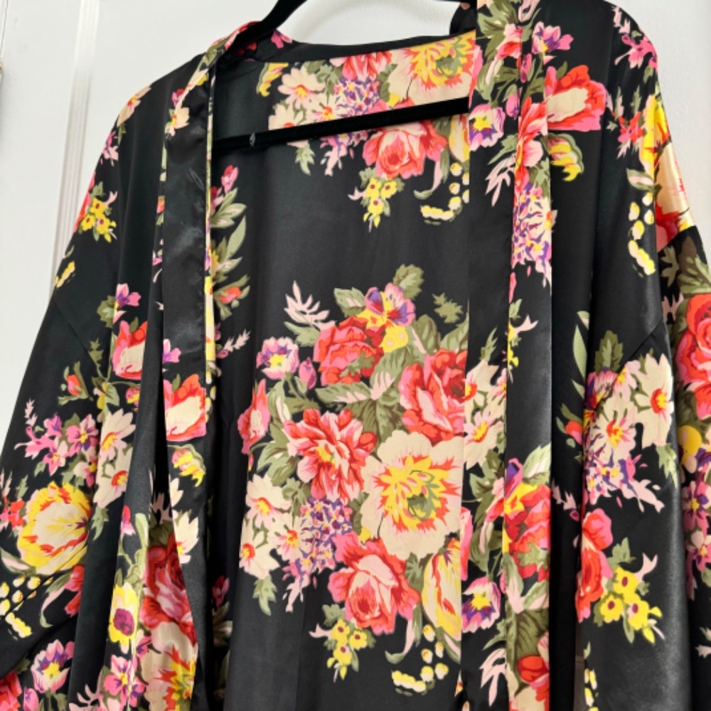 Floral Lightweight Robe OS - Picture 3 of 5